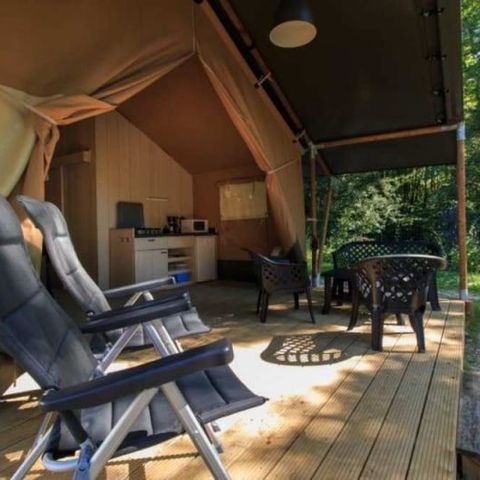 TENTE TOILE ET BOIS 4 personnes - orientation sud avec douche de luxe et vue sur le terrain de golf