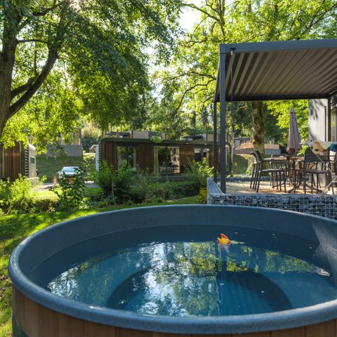 LODGE 4 personnes - Soucoupe avec bain à remous
