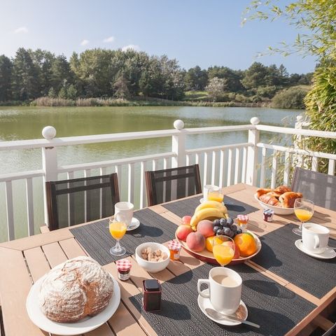 BUNGALOW 8 personnes - - 2 chambres + 1 alcôve - Terrasse - Vue sur le lac