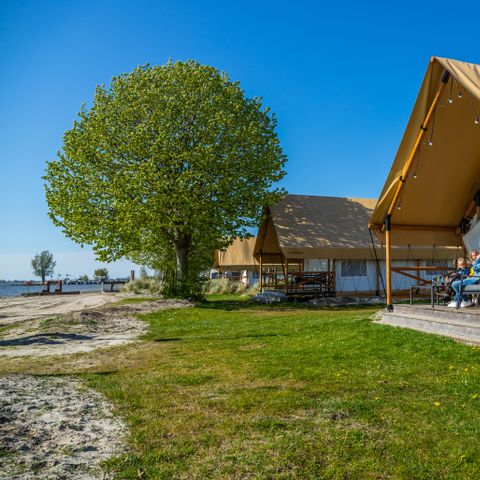 Tente en toile et en bois 6 personnes - Tente Glamping Bord de mer Luxe