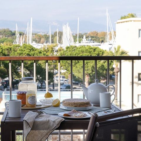 APPARTEMENT 4 personnes - - 1 chambre - Bain à remous - Terrasse - Climatisation - Vue sur le port