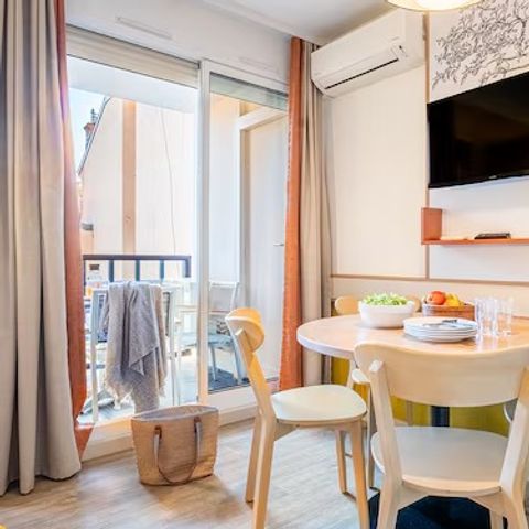 Studio 4 personnes - 1 coin - Nuit - Balcon - Climatisé - Vue cour - Rénové