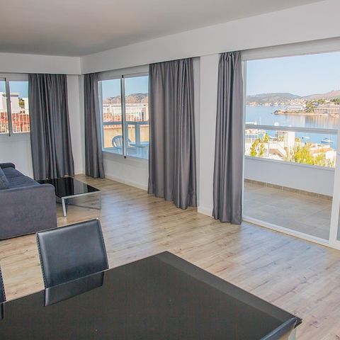 Appartement 4 personnes - 3 adultes + 1 enfant de moins de 15 ans - 1 chambre - Vue mer - Balcon
