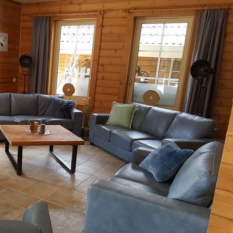 MAISON 14 personnes - Chouette hulotte à la lisière de la forêt