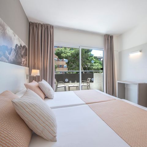 CHAMBRE 4 personnes - Chambre Familiale - 3 adultes + 1 enfant (-12 ans) - balcon