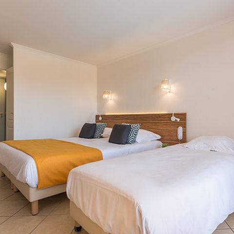 CHAMBRE 3 personnes - Chambre d'hôtel - Triple - Terrasse ou balcon - Vue sur la mer