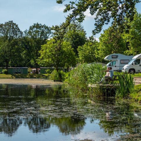 Emplacement - Aire de camping-car « Comfort L » au bord de l'eau