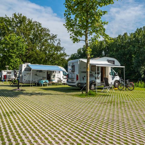 Emplacement - Aire de camping-car « Comfort L » au bord de l'eau