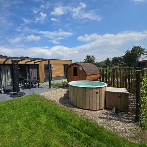 MAISON 4 personnes - avec clôture pour chiens, sauna et bain à remous