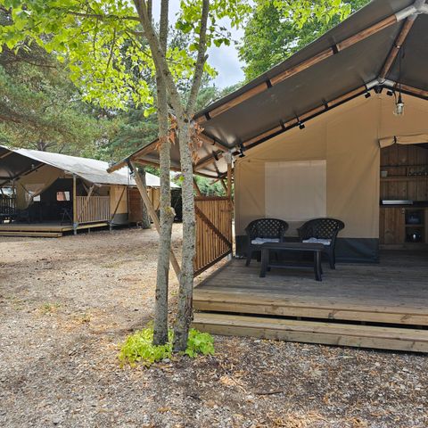 TENTE TOILE ET BOIS 6 personnes - y compris les installations sanitaires