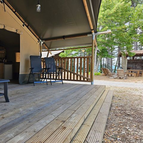 TENTE TOILE ET BOIS 6 personnes - y compris les installations sanitaires