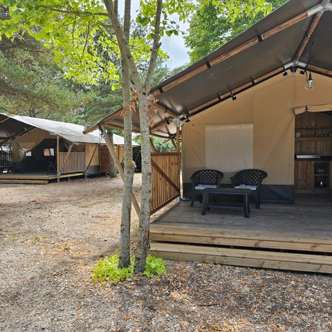 TENTE TOILE ET BOIS 6 personnes - y compris les installations sanitaires