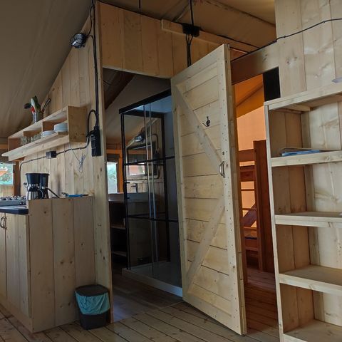 TENTE TOILE ET BOIS 5 personnes - y compris les installations sanitaires