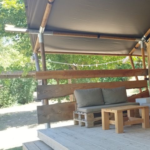 Tente en toile et en bois 4 personnes - y compris les installations sanitaires