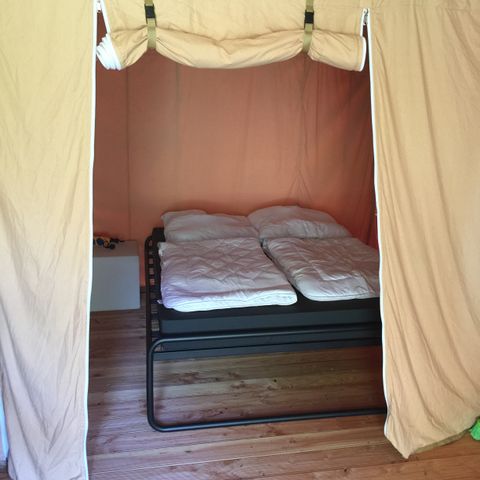 Tente en toile et en bois 6 personnes - avec sanitaires privés