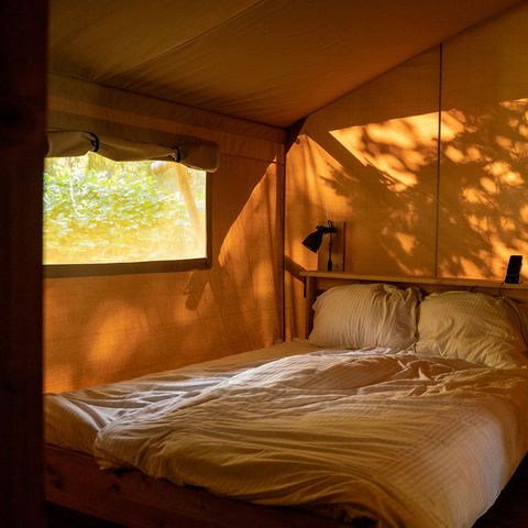 Tente en toile et en bois 4 personnes - y compris les installations sanitaires