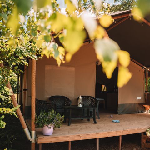 Tente en toile et en bois 6 personnes - bain à remous