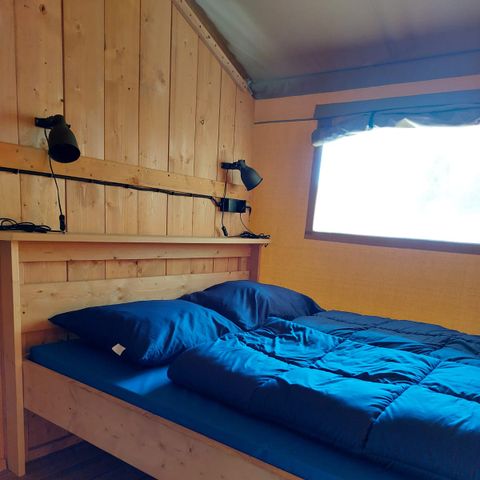 TENTE TOILE ET BOIS 4 personnes - y compris les installations sanitaires