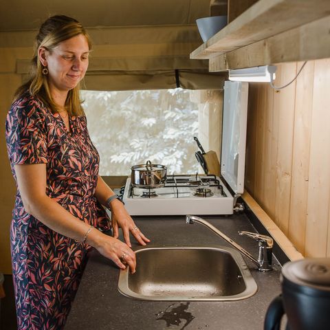 Tente en toile et en bois 4 personnes - y compris les installations sanitaires