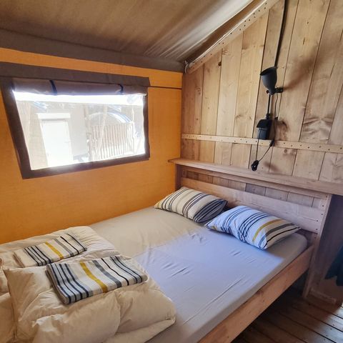 Tente en toile et en bois 4 personnes - y compris les installations sanitaires