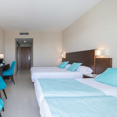 Chambre 4 personnes - BALCON - VUE MER - PETIT-DÉJEUNER INCLUS
