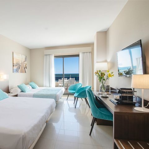 Chambre 4 personnes - CHAMBRE QUADRUPLE - VUE MER - TERRASSE SPACIEUSE - PETITDÉJEUNER INCLUS