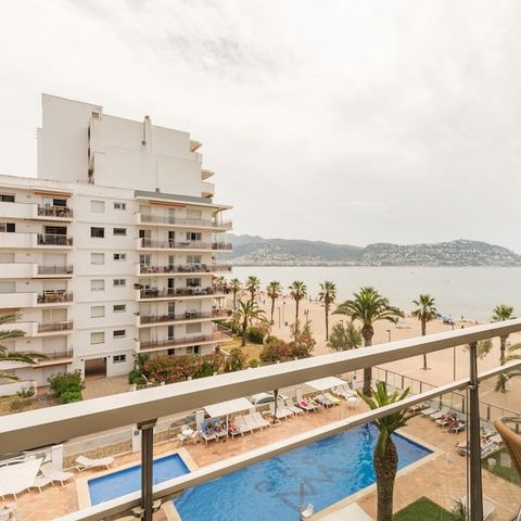 Chambre 3 personnes - 2 adultes + 1 enfant (-12 ans) - Balcon - Vue piscine - Petit déjeuner inclus