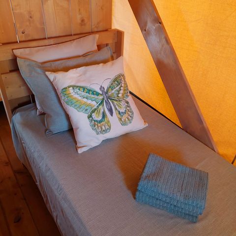 Tente en toile et en bois 4 personnes - y compris les installations sanitaires