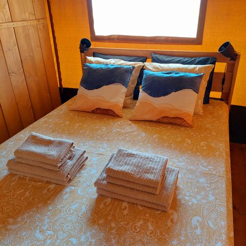 Tente en toile et en bois 4 personnes - y compris les installations sanitaires