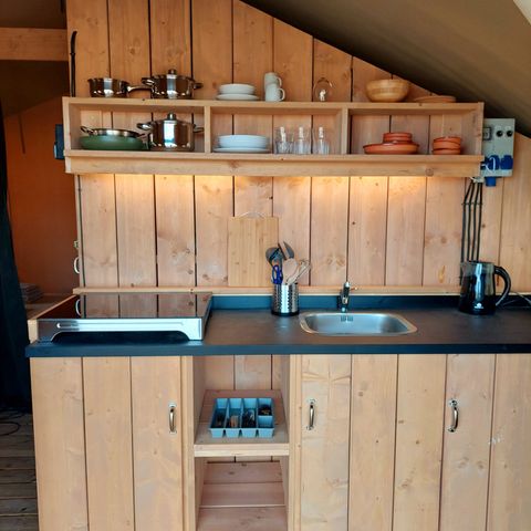Tente en toile et en bois 4 personnes - y compris les installations sanitaires