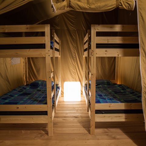 TENTE TOILE ET BOIS 6 personnes - y compris les installations sanitaires