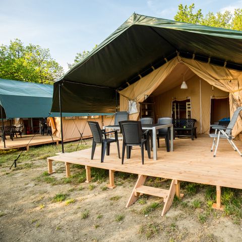 TENTE TOILE ET BOIS 6 personnes - y compris les installations sanitaires privées