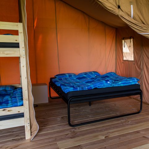 TENTE TOILE ET BOIS 6 personnes - y compris les installations sanitaires privées