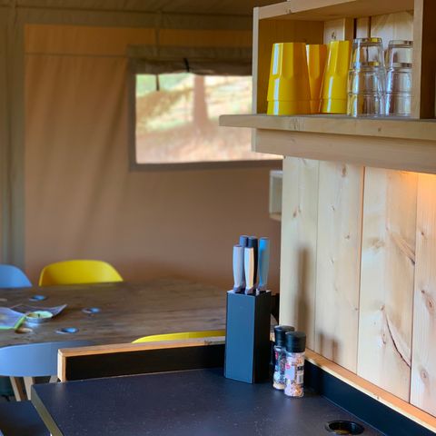 TENTE TOILE ET BOIS 6 personnes - y compris les installations sanitaires