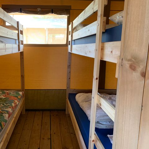TENTE TOILE ET BOIS 6 personnes - y compris les installations sanitaires