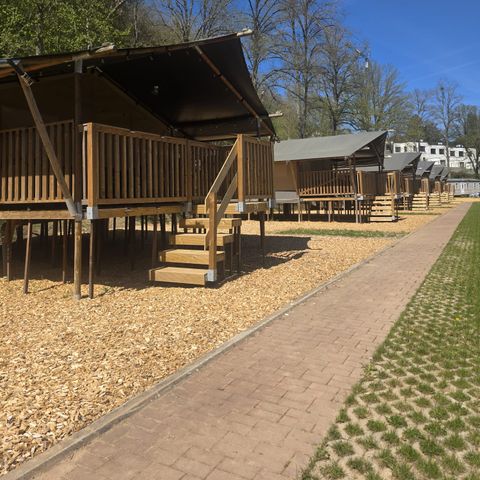 Tente en toile et en bois 4 personnes - y compris les installations sanitaires