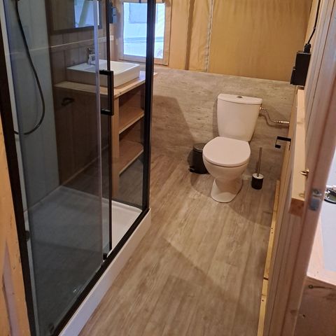 TENTE TOILE ET BOIS 6 personnes - y compris les installations sanitaires