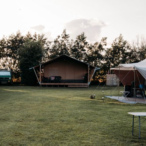 TENTE TOILE ET BOIS 4 personnes - y compris les installations sanitaires