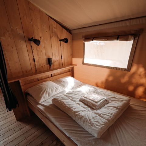 Tente en toile et en bois 4 personnes - y compris les installations sanitaires