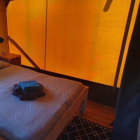 Tente en toile et en bois 4 personnes - y compris les installations sanitaires