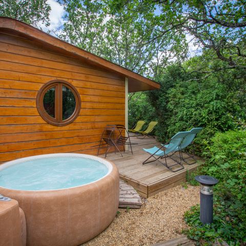 CHALET 6 personnes - Cabane de Sam climatisée ( petite maison de famille, spa privatif sur la terrasse ) / 5 pers inclus