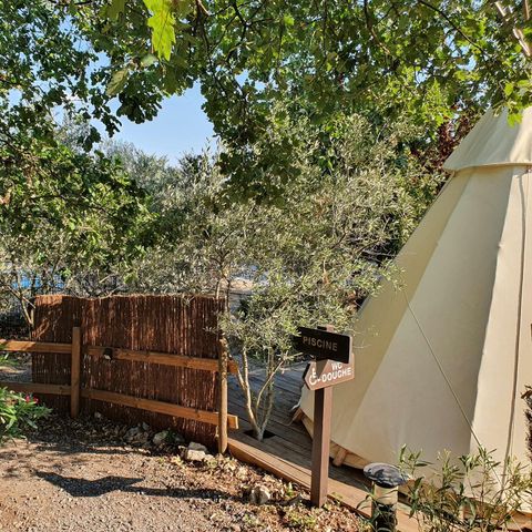 TENTE 2 personnes - TIPI LODGE 6 m² pour 2 pers avec petit déjeuner et Jacuzzi privatif en accès illimité