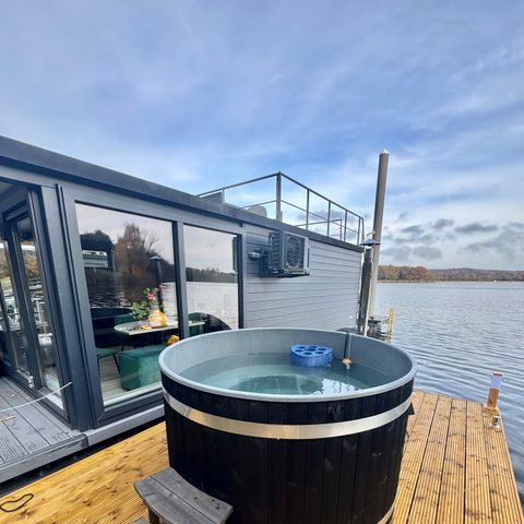 LODGE 6 personnes - Bateau-maison 4-6 personnes (avec terrasse sur le toit et bain à remous)