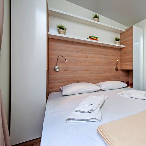 Mobilhome 6 personnes - Mobil-home | Comfort XL | 3 Ch. | 6 Pers. | Terrasse surélevée | 2 SDB | Clim. | TV