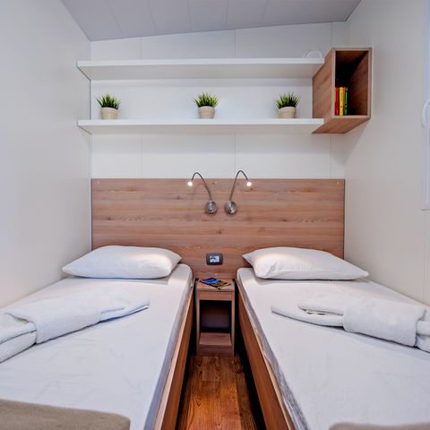 Mobilhome 6 personnes - Mobil-home | Comfort XL | 3 Ch. | 6 Pers. | Terrasse surélevée | 2 SDB | Clim. | TV